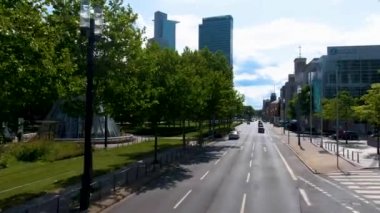 Frankfurt sokaklarında uçuyor. Baharın erken bir pazar sabahı.