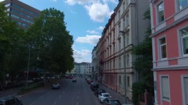 Frankfurt sokaklarında uçuyor. Baharın erken bir pazar sabahı.