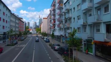 Frankfurt sokaklarında uçuyor. Baharın erken bir pazar sabahı.