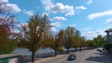 Frankfurt sokaklarında uçuyor. Baharın erken bir pazar sabahı.