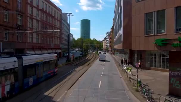 Vliegen Door Straten Van Frankfurt Een Vroege Zondagochtend Het Voorjaar — Stockvideo