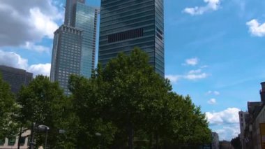 Frankfurt sokaklarında uçuyor. Baharın erken bir pazar sabahı.