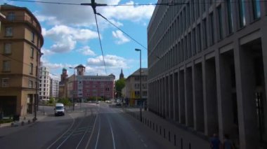 Frankfurt sokaklarında uçuyor. Baharın erken bir pazar sabahı.