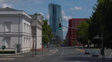 Frankfurt sokaklarında uçuyor. Baharın erken bir pazar sabahı.