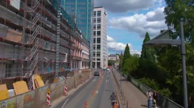 Frankfurt sokaklarında uçuyor. Baharın erken bir pazar sabahı.