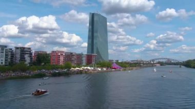 Frankfurt sokaklarında uçuyor. Baharın erken bir pazar sabahı.