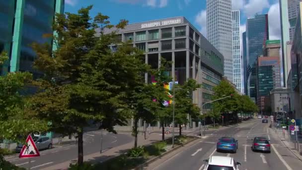 Frankfurt Sokaklarında Uçuyor Baharın Erken Bir Pazar Sabahı — Stok video