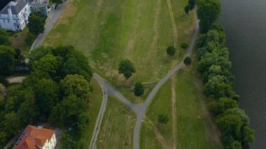 Almanya 'da şehrin havacılığı Ruesselsheim. Baharda güneşli bir öğleden sonra.