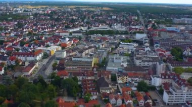 Almanya 'da şehrin havacılığı Ruesselsheim. Baharda güneşli bir öğleden sonra.