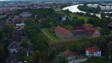 Almanya 'da şehrin havacılığı Ruesselsheim. Baharda güneşli bir öğleden sonra.
