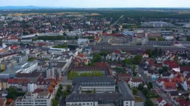 Almanya 'da şehrin havacılığı Ruesselsheim. Baharda güneşli bir öğleden sonra.