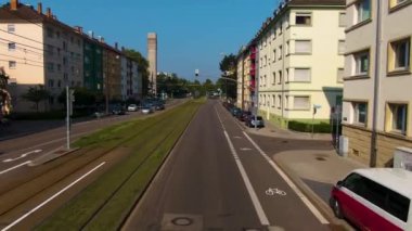 Karlsruhe sokaklarında çift katlı bir otobüsün üstünde uçuyor.. 