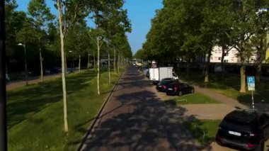 Karlsruhe sokaklarında çift katlı bir otobüsün üstünde uçuyor.. 