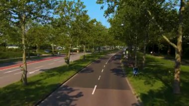 Karlsruhe sokaklarında çift katlı bir otobüsün üstünde uçuyor.. 