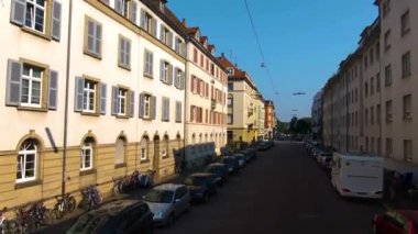 Karlsruhe sokaklarında çift katlı bir otobüsün üstünde uçuyor.. 