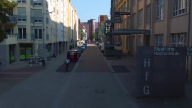 Karlsruhe sokaklarında çift katlı bir otobüsün üstünde uçuyor.. 