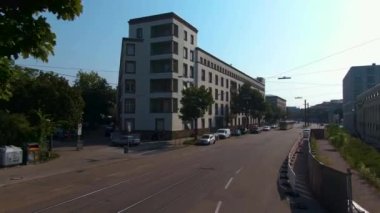 Karlsruhe sokaklarında çift katlı bir otobüsün üstünde uçuyor.. 