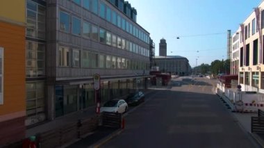 Karlsruhe sokaklarında çift katlı bir otobüsün üstünde uçuyor.. 