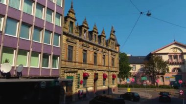 Karlsruhe sokaklarında çift katlı bir otobüsün üstünde uçuyor.. 