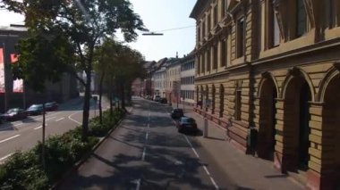 Karlsruhe sokaklarında çift katlı bir otobüsün üstünde uçuyor.. 