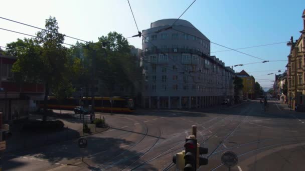 Karlsruhe Sokaklarında Çift Katlı Bir Otobüsün Üstünde Uçuyor — Stok video