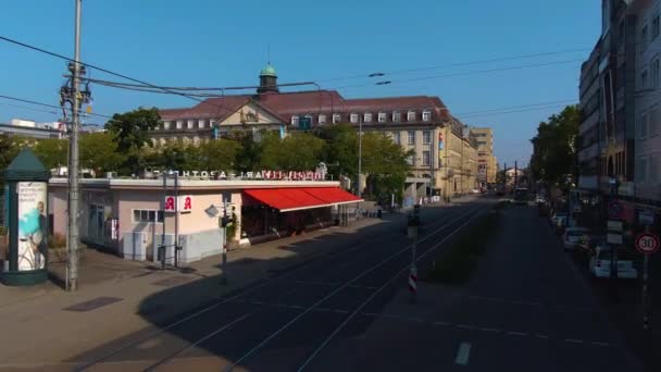 Karlsruhe Sokaklarında Çift Katlı Bir Otobüsün Üstünde Uçuyor — Stok video