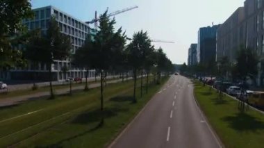 Karlsruhe sokaklarında çift katlı bir otobüsün üstünde uçuyor.. 