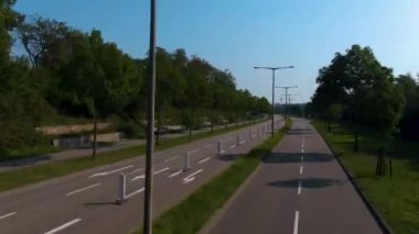 Karlsruhe sokaklarında çift katlı bir otobüsün üstünde uçuyor.. 