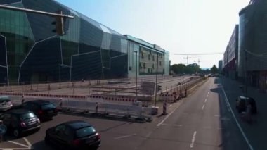 Karlsruhe sokaklarında çift katlı bir otobüsün üstünde uçuyor.. 