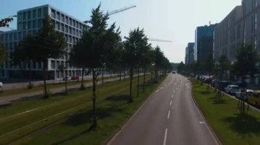 Karlsruhe sokaklarında çift katlı bir otobüsün üstünde uçuyor.. 