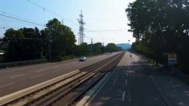 Karlsruhe sokaklarında çift katlı bir otobüsün üstünde uçuyor.. 