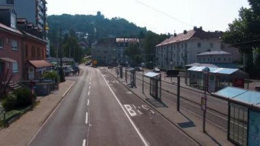 Karlsruhe sokaklarında çift katlı bir otobüsün üstünde uçuyor.. 