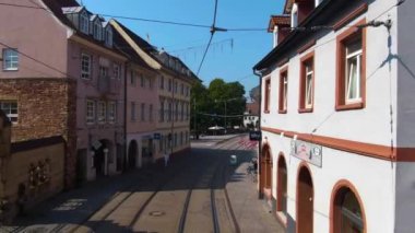 Karlsruhe sokaklarında çift katlı bir otobüsün üstünde uçuyor.. 