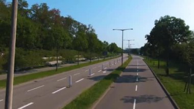 Karlsruhe sokaklarında çift katlı bir otobüsün üstünde uçuyor.. 