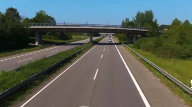 Karlsruhe sokaklarında çift katlı bir otobüsün üstünde uçuyor.. 