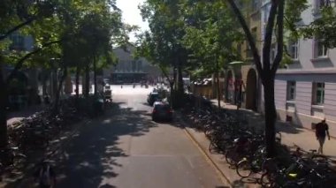 Karlsruhe sokaklarında çift katlı bir otobüsün üstünde uçuyor.. 