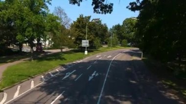 Karlsruhe sokaklarında çift katlı bir otobüsün üstünde uçuyor.. 