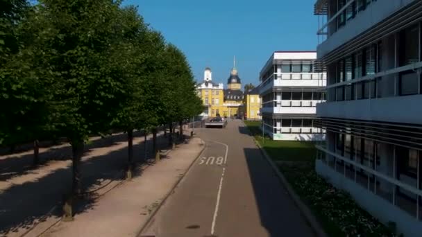 Karlsruhe Sokaklarında Çift Katlı Bir Otobüsün Üstünde Uçuyor — Stok video