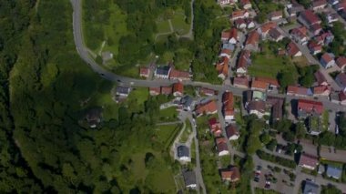 Yazın güneşli bir günde Almanya 'daki Lichtenstein Kalesi' nin etrafındaki hava manzarası.