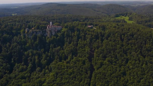 Αεροφωτογραφία Γύρω Από Κάστρο Του Λιχτενστάιν Στη Γερμανία Μια Ηλιόλουστη — Αρχείο Βίντεο