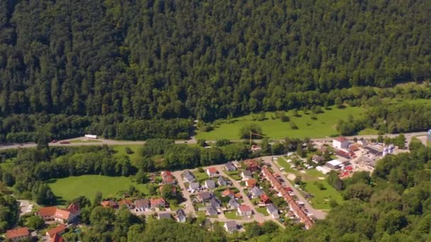 Αεροφωτογραφία Γύρω Από Κάστρο Του Λιχτενστάιν Στη Γερμανία Μια Ηλιόλουστη — Αρχείο Βίντεο