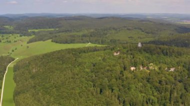 Yazın güneşli bir günde Almanya 'da Schwabisch Albleri' nin etrafındaki hava manzarası.