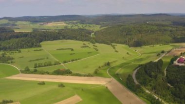 Yazın güneşli bir günde Almanya 'da Schwabisch Albleri' nin etrafındaki hava manzarası.