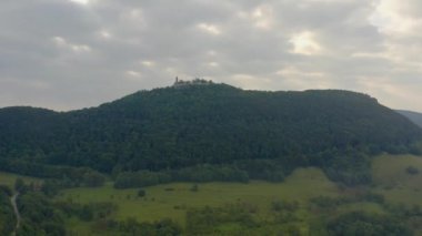 Almanya 'da Owen köyünün yanındaki Burg Teck şatosunun hava görüntüsü..