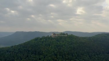 Almanya 'da Owen köyünün yanındaki Burg Teck şatosunun hava görüntüsü..