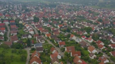 Almanya 'da Owen köyünün yanındaki Burg Teck şatosunun hava görüntüsü..