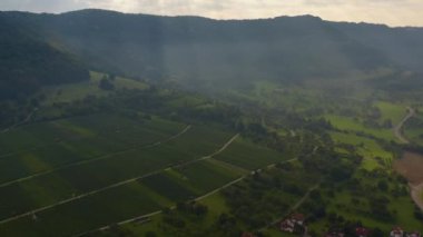 Almanya 'da Neuffen köyü ve şatosunun hava görüntüsü bulutlu bir sabah erken saatlerde Burg Hohenneuffen. 