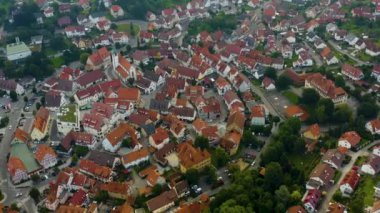 Almanya 'da Neuffen köyü ve şatosunun hava görüntüsü bulutlu bir sabah erken saatlerde Burg Hohenneuffen. 
