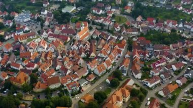 Almanya 'da Neuffen köyü ve şatosunun hava görüntüsü bulutlu bir sabah erken saatlerde Burg Hohenneuffen. 