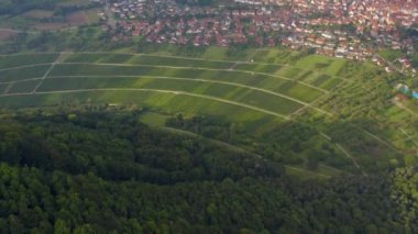 Almanya 'da Neuffen köyü ve şatosunun hava görüntüsü bulutlu bir sabah erken saatlerde Burg Hohenneuffen. 